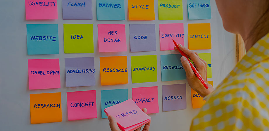 mulher colando post-it na parede