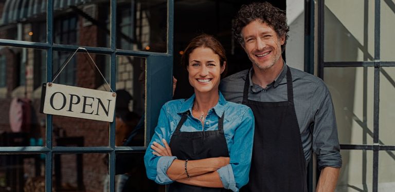 casal em frente ao seu próprio negócio