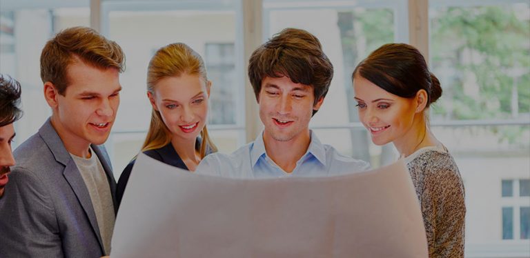 grupo de pessoas desenvolvendo um plano