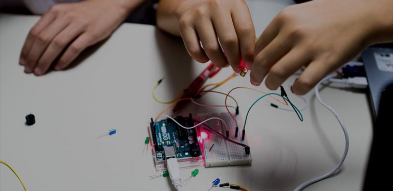 pessoas criando um circuito de hardware