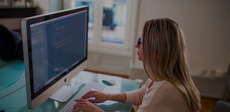 programadora trabalhando com códigos no computador