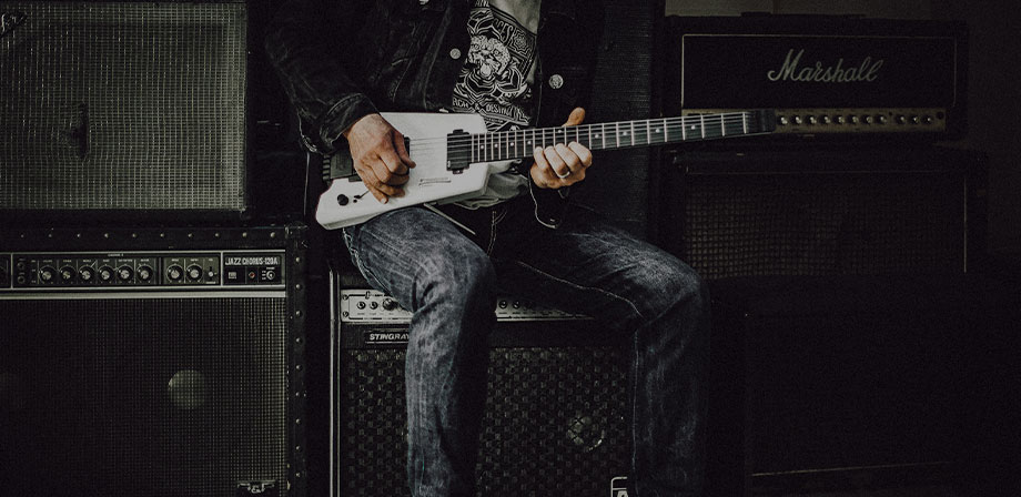 rockeiro sentado tocando guitarra