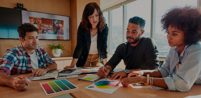 time de marketing realizando um estudo de cores
