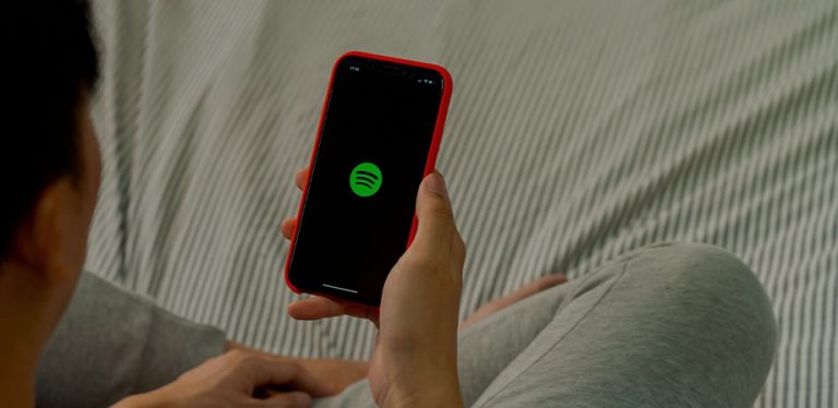 celular com o aplicativo do spotify