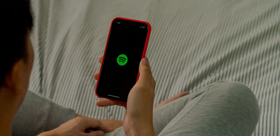 celular com o aplicativo do spotify