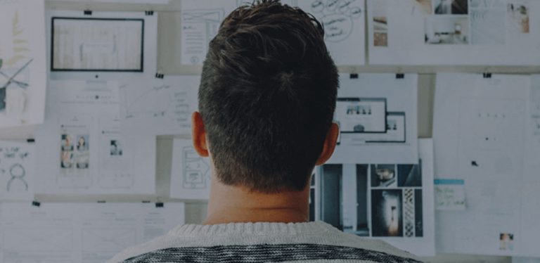 empreendedor analisando os ricos de empreender
