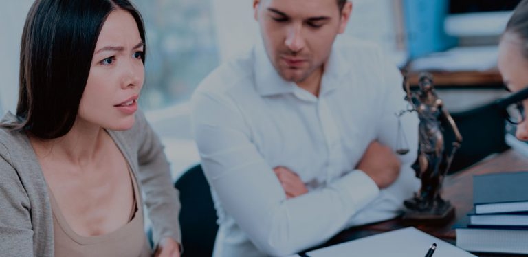 homem espionando trabalho da mulher ao lado