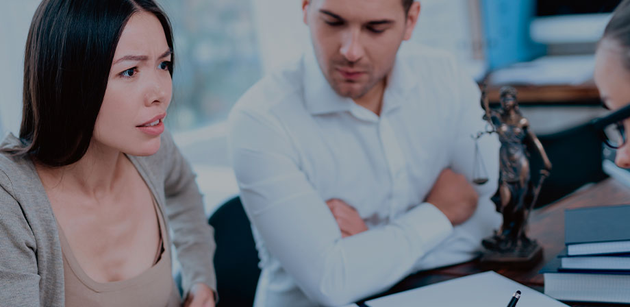 homem espionando trabalho da mulher ao lado