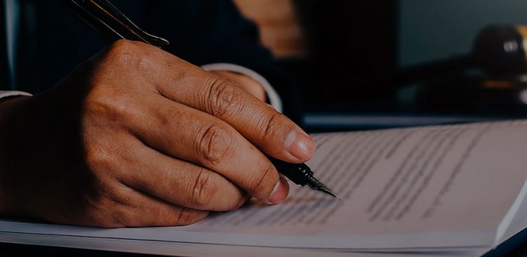 advogado elaborando um contrato