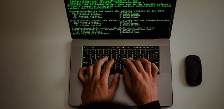 programador mexendo em códigos no computador