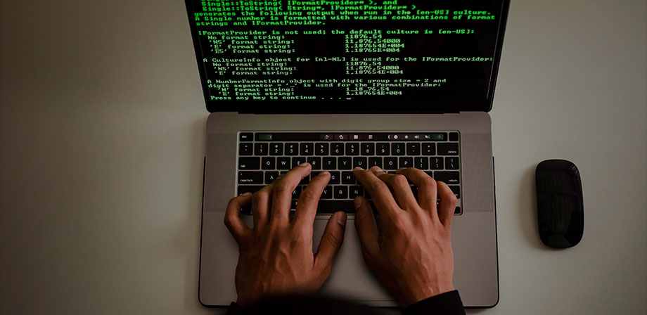 programador mexendo em códigos no computador
