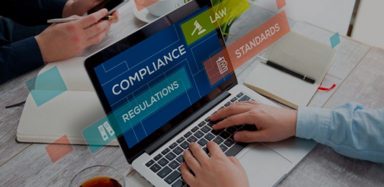 computador com a tela escrito compliance