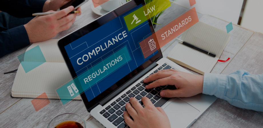 computador com a tela escrito compliance
