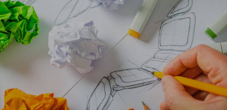 homem desenhando uma cadeira